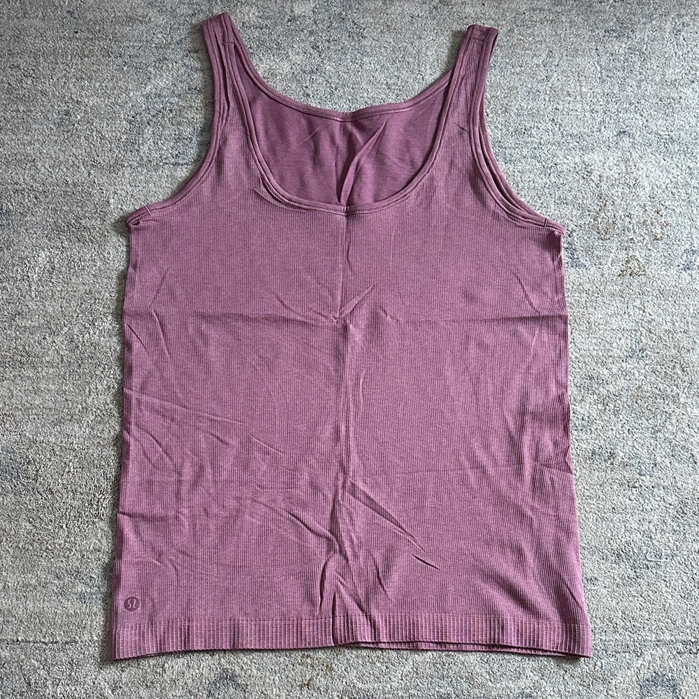 Lululemon women’s scoop neck tank top
Size see measurements possibly
Color mauve